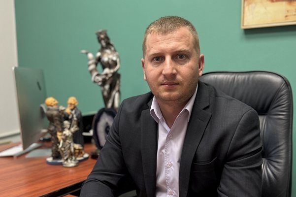 Адвокат Владимир Хаджиев в офис